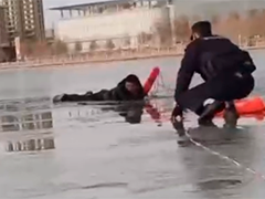 新疆阿拉爾 冰面破裂男子落入河中 民警緊急救援