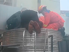 貴州仁懷 男子被困熱水器罐內(nèi)救援人員緊急破拆施救