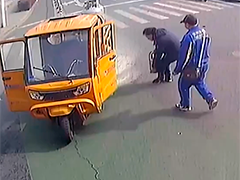 燃?xì)馀渌蛙?chē)當(dāng)街起火 父子同心化險(xiǎn)為夷