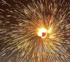 自制"電鉆打鐵花" 安全風(fēng)險(xiǎn)被忽視