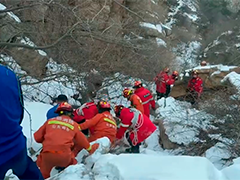 積雪深山驢友遇險(xiǎn) 救援人員全力營(yíng)救