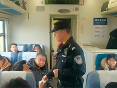 K1670次列车乘客酣睡丢手机 乘警火速破案追回