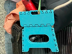 男子自带折叠椅坐高铁引热议 12306客服:能带 但有尺寸限制