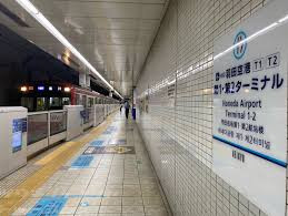 日本羽田机场车站轨道冒出烟雾