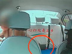 乘客2万现金遗落出租车 热心司机拾金不昧