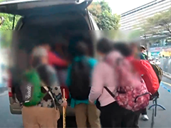 "黑中巴"违法载客 执法人员现场查处