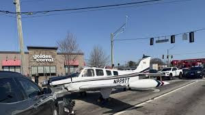 美国佐治亚州一小型飞机迫降公路与多辆车碰撞