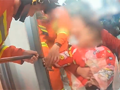 男童手卡门缝 消防紧急救援