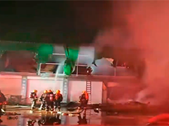 仓库突发火灾 挖掘机助力快速处置