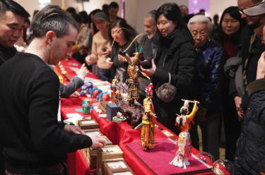 全球多地举行精彩活动迎接马年新春