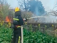 儿童玩火放炮引发火灾 消防及时救援