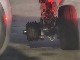 台北桃园机场 德威航空班机轮胎脱落 三架航班空中盘旋求救