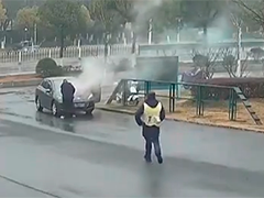 武汉市民突遇车辆自燃 消防两分钟极限扑救