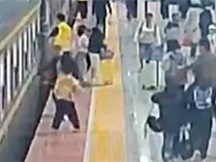 南宁女童不慎跌落站台缝隙 乘警30秒快速救援