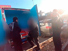 冒充品牌商超兜售劣质海鲜 13名嫌犯落网