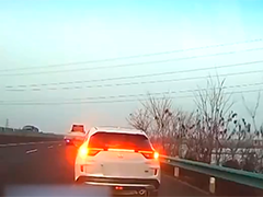 高速公路行车应注意观察 切勿随意变道