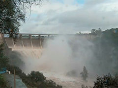 冬季风暴持续侵袭西班牙南部 塞维利亚水库满负荷运行 持续泄洪数日