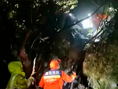 湖北黄石驴友野爬摔骨折 多部门冒雨营救