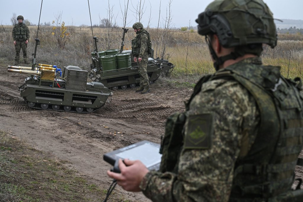"信使"地面机器人投入俄日常训练与作战