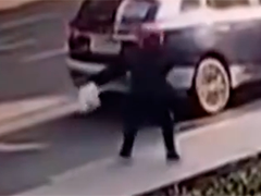 老人医院门口摔倒 安保、医护紧急救援