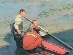 老人深陷鱼塘淤泥 消防紧急救援