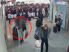 旅客电脑包被误拿 铁警千里接力寻回