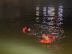 重庆大足 老人不慎落水 民警跳水救人