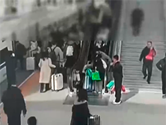 山西朔州 旅客自动扶梯上摔倒 车站人员急停化险情