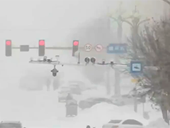 黑龙江多地迎来降雪天气 各部门积极应对