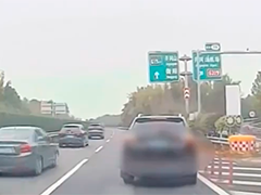 错过高速出口 行车道内违停险酿事故