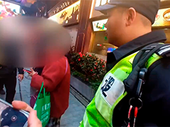 上海假期豫园人潮涌动 民警助两对走失老夫妇团聚