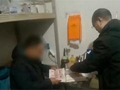 男子挖空书本藏现金 背后隐藏情感骗局