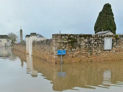 法国连续降雨40天创纪录 部分地区洪水缓慢消退