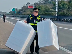 泡沫箱子抛洒满地 高速路上险象环生