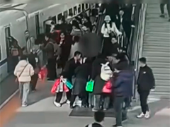 旅客自动扶梯上摔倒 车站人员急停化险情