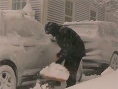 美国东北部遭遇历史性暴风雪 罗德岛州积雪破纪录