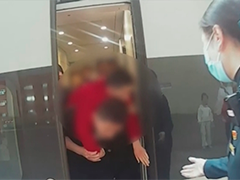 福建泉州 男童列车上突发疾病 多方配合紧急送医