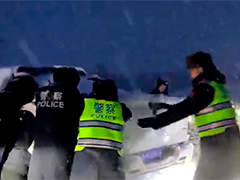新疆禾木突降大雪致车辆被困 民警紧急协调救援