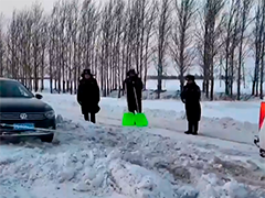 黑龙江春节返程遭遇强降雪 全省多地昼夜奋战保畅通