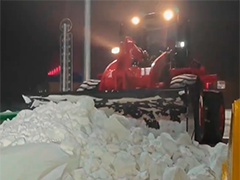 内蒙古呼伦贝尔强降雪致车辆被困 消防紧急驰援