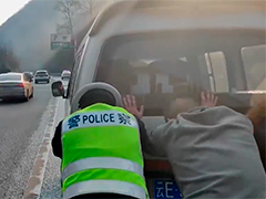 面包车隧道抛锚 交警秒变"推车侠"
