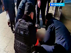 旅客突发疾病晕倒 民警跪地急救护平安