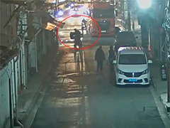 快递小哥遗失近20万包裹 民警数小时寻回