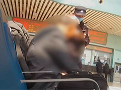 老人坚信自己是"网红"执意去北京被铁警劝阻