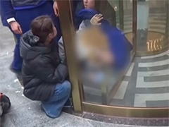 贵州务川 男孩被卡旋转门 消防紧急破拆救援