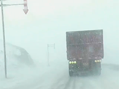 新疆木垒出现风吹雪 多条道路实施临时管制