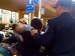 孩子高烧突发惊厥 警民合力救助