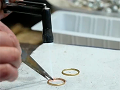 眼皮底下偷金 警惕街头低价加工首饰