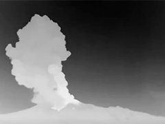 菲律宾坎拉翁火山喷发 持续约2分钟