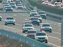 高速突发"车速锁定"交警90秒化险情